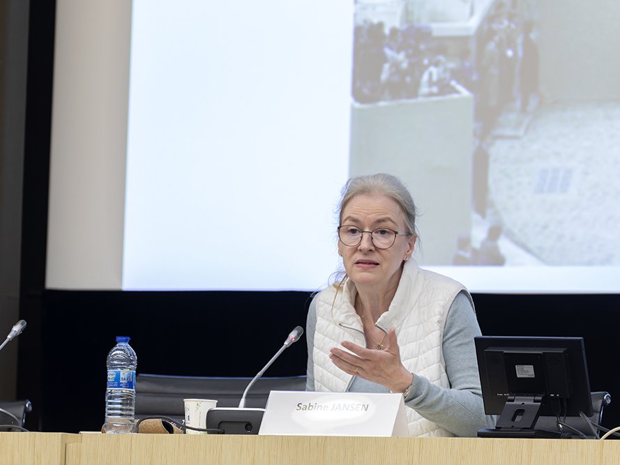 <strong>Intervention de M<sup class="typo_exposants">me</sup> Sabine JANSEN</strong> • photo : Rémy SALAÜN <small>© IPMF</small>