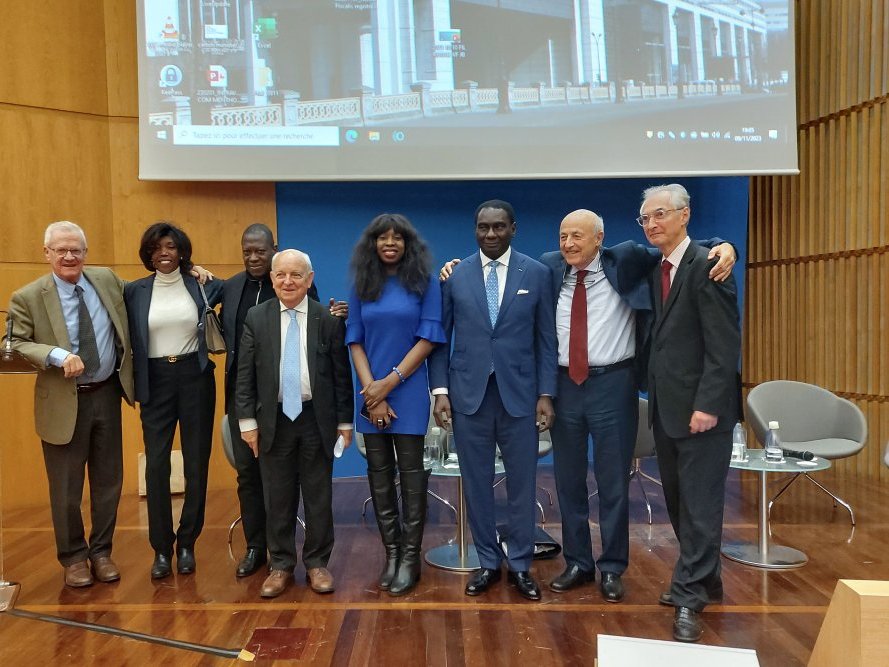 <strong>De gauche à droite : Robert Franck, Marie Miegmemolle, Kako Nubukpo, François Loncle, Maria Sow, Cheikh Kanté, Jean-Hervé Lorenzi et François Pacquement</strong> <small>© IPMF</small>